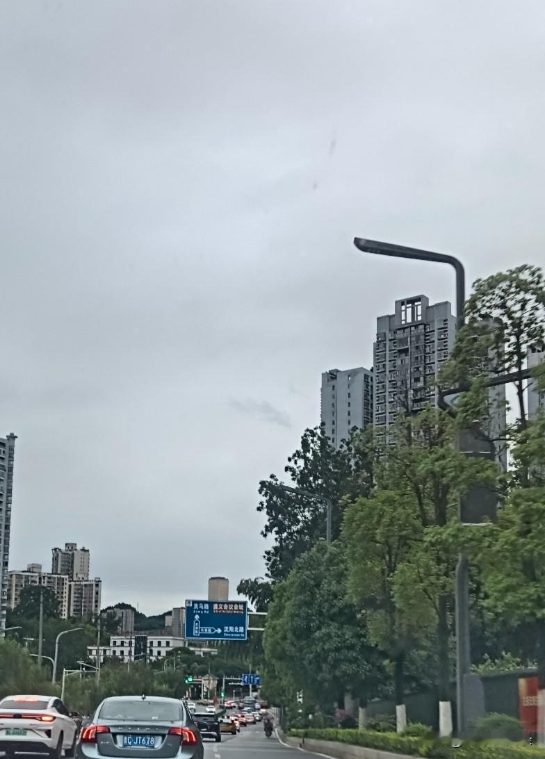 电子支付虽便捷，却存在不少短板。过度依赖网络与设备，无信号、手机没电时完全无法交