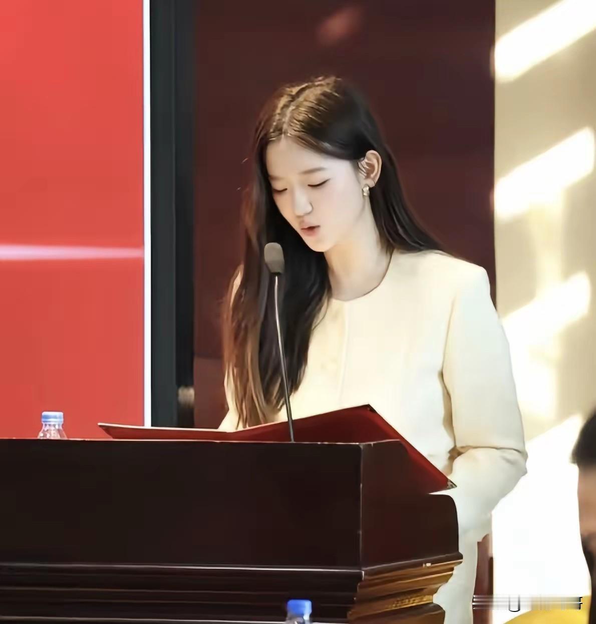 刚刚查了一下孟羽童的近况
不查不知道，一查真佩服
 
27岁的年纪，毕业没几年就