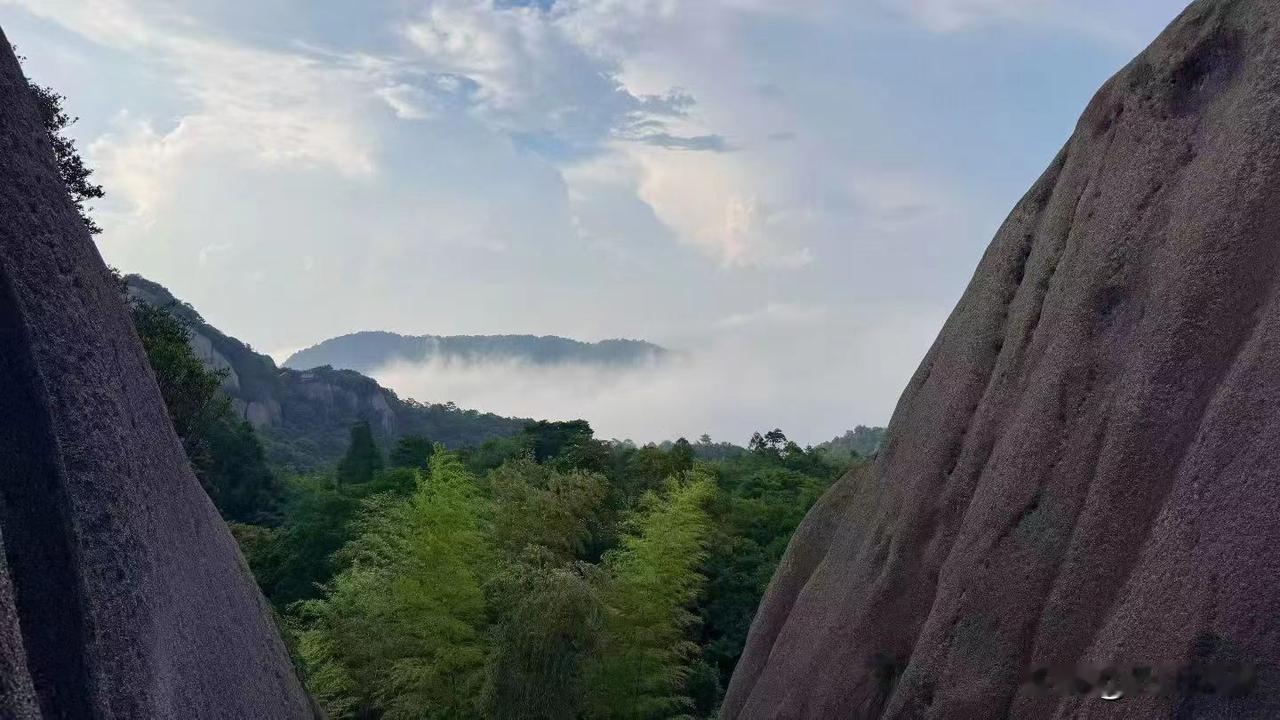 哲人言：“常与同好争高下，不与傻瓜论短长。”人生路上，我们会遇到形形色色的人。并
