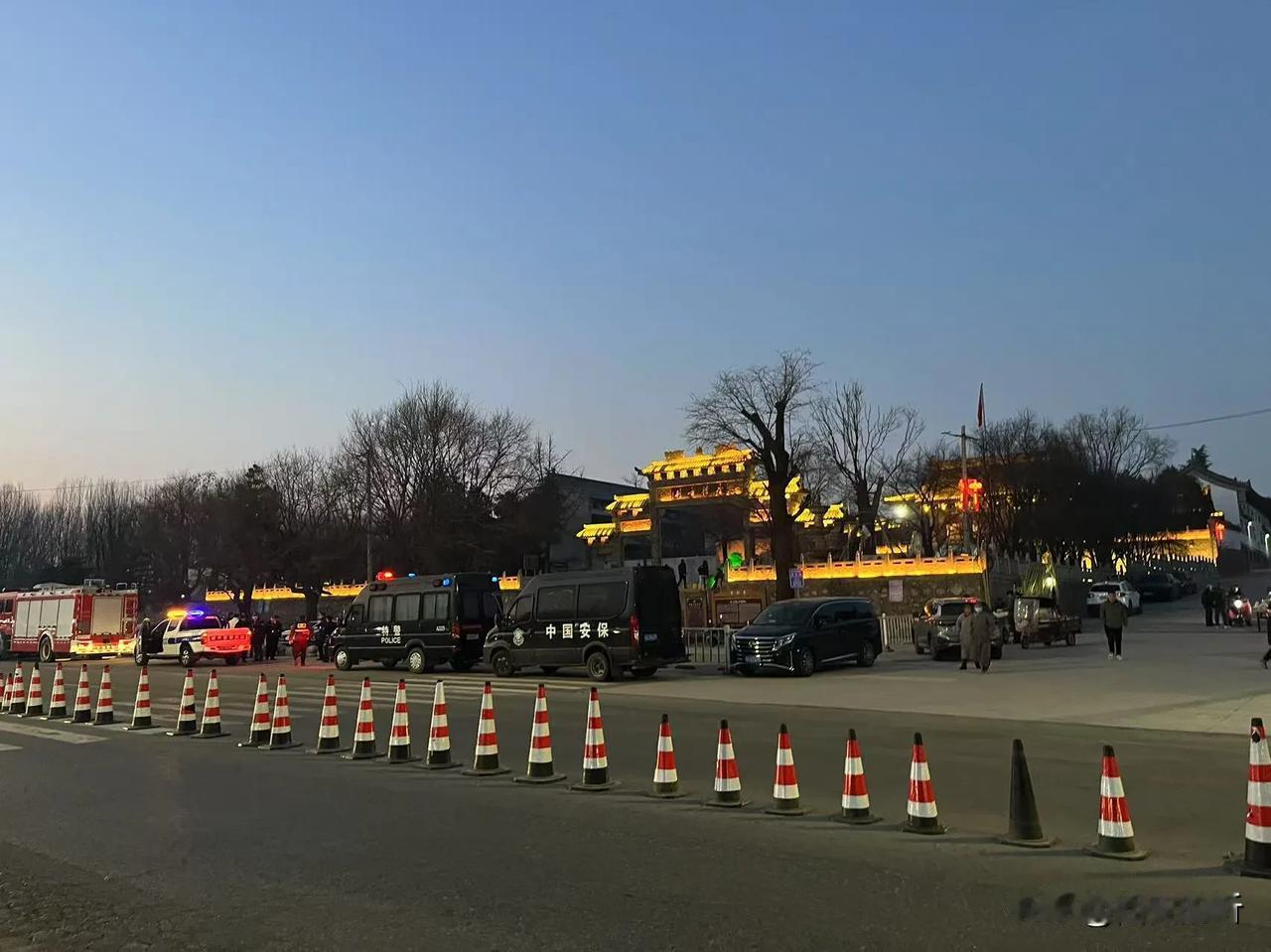 又到一年除夕夜，晚上顺道路过西安南横线上香积寺，发现香积寺门口依旧很热闹，一些小