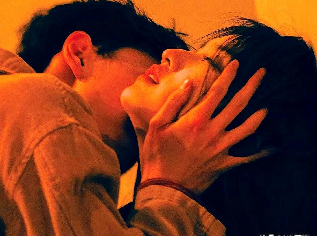 观众看正剧憋得慌？
近三年上星剧亲密戏镜头少了62%，网剧播放量却年增35%，