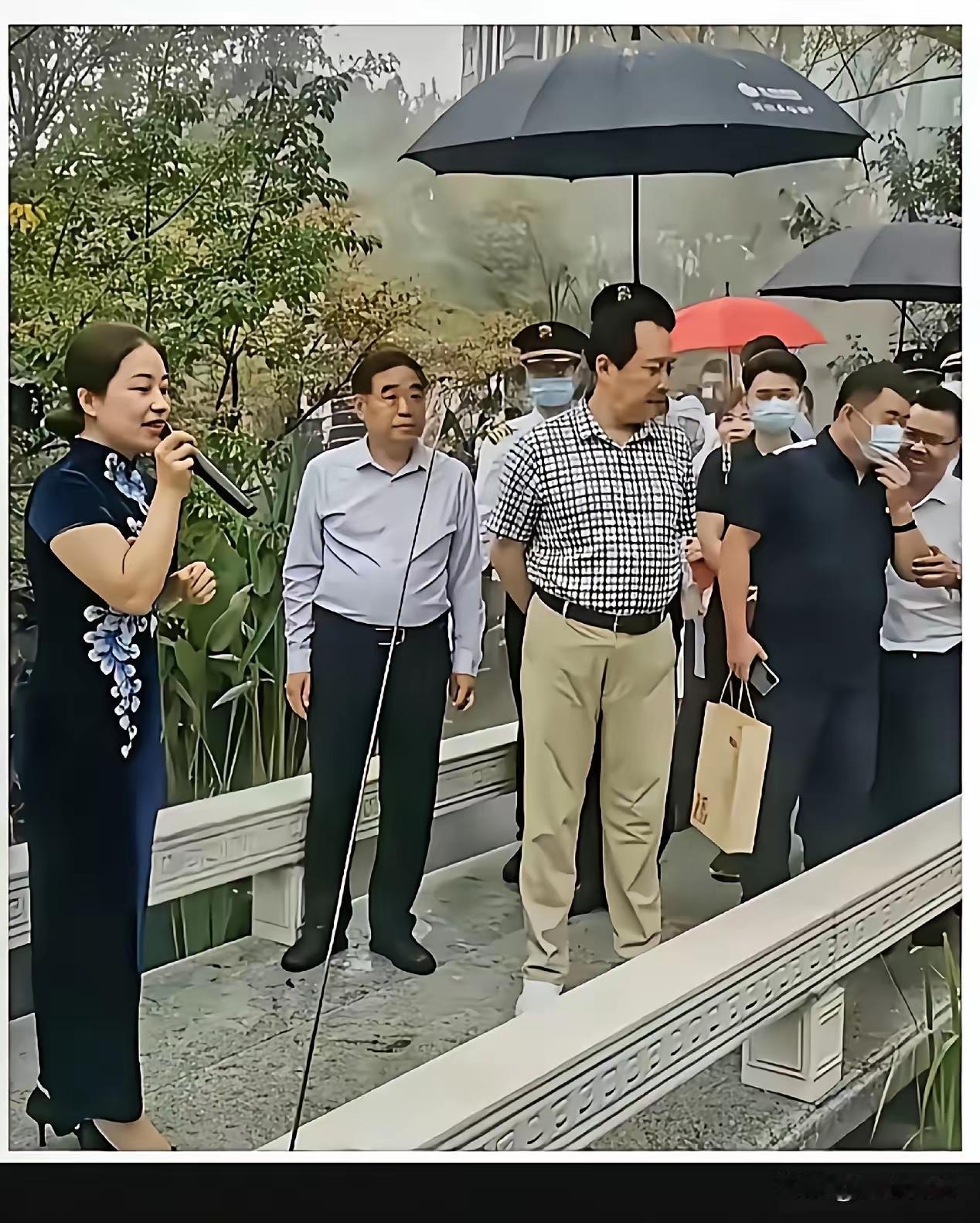 看到这一幕真让人忍不住吐槽。后面跟着一堆人，没下雨还专人撑伞，这阵仗可真大。就像