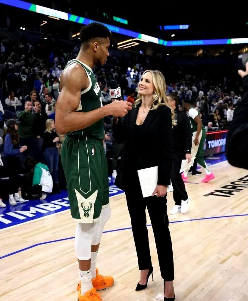 漂亮的脸蛋在竞技场是通行证，还是催命符？
 
当克里斯蒂娜踏进球员更衣室，那些老