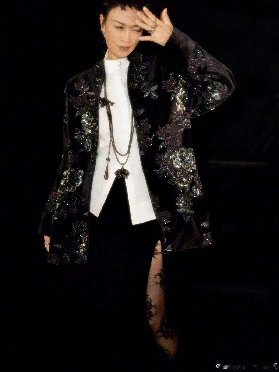 那英在cos王菲还是窦靖童呀声鸣远扬 这回的造型真的绝了，那英这狗啃刘海一出来，