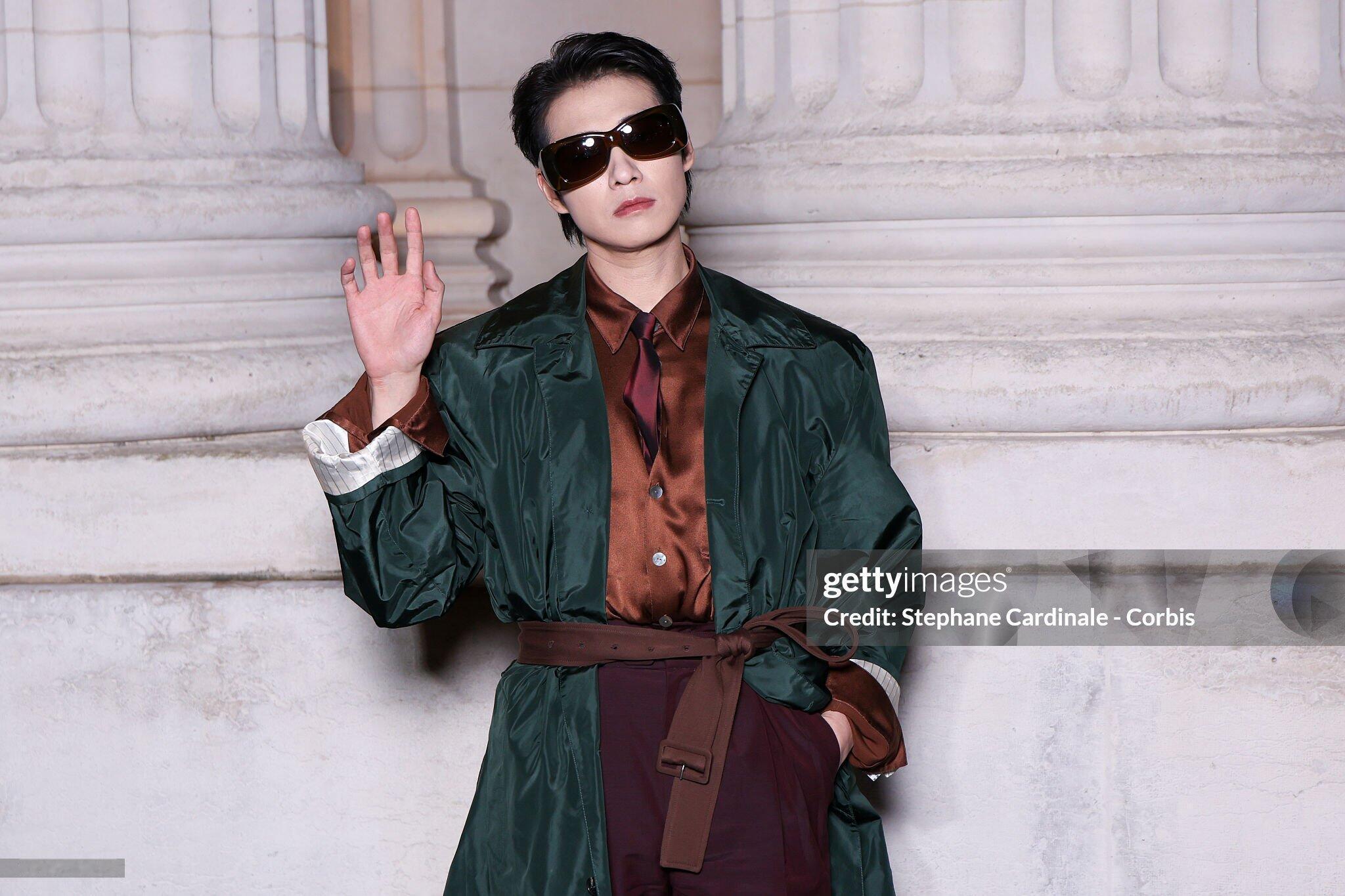 魏大勋出个国帅成这样秀场外的街拍瞬间同样精彩。他随意一个驻足或行走的抓拍，都如同