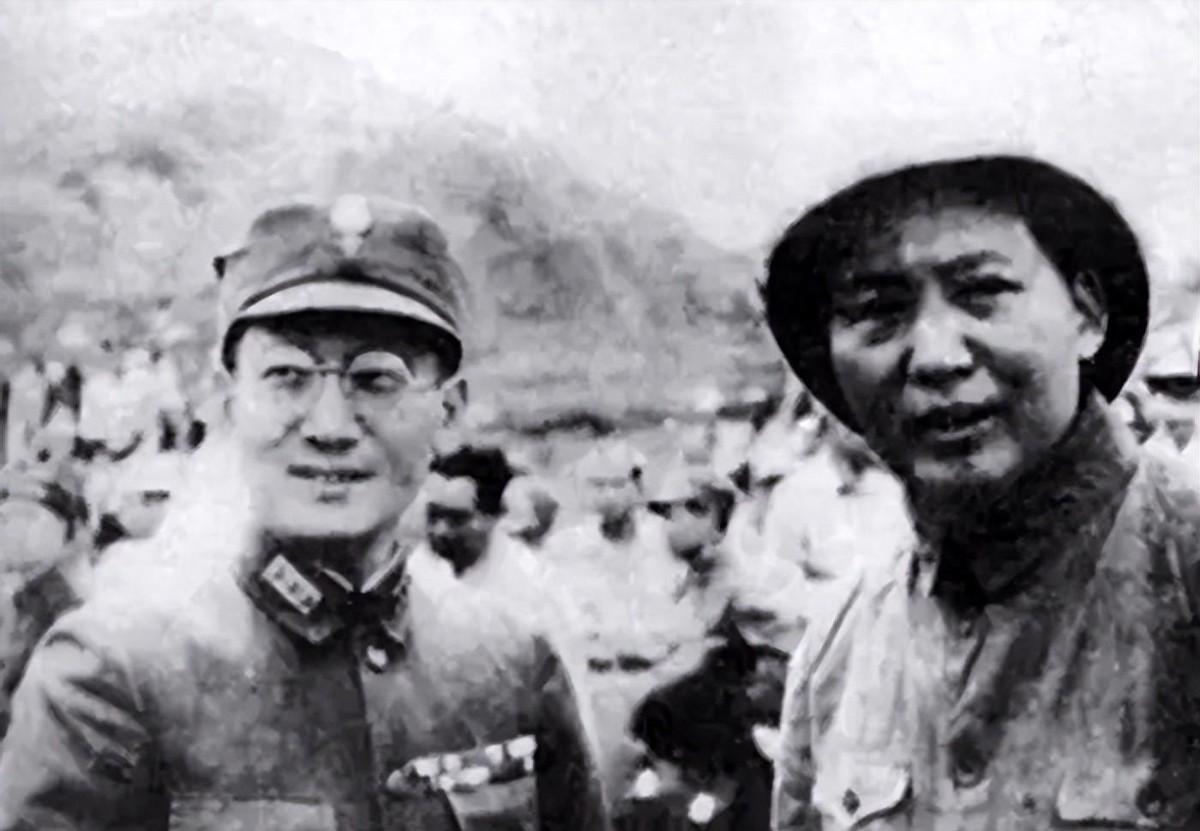 周总理设宴招待柳亚子，因席间言语不合，周总理中途离席，仅邓颖超陪同柳亚子！
19