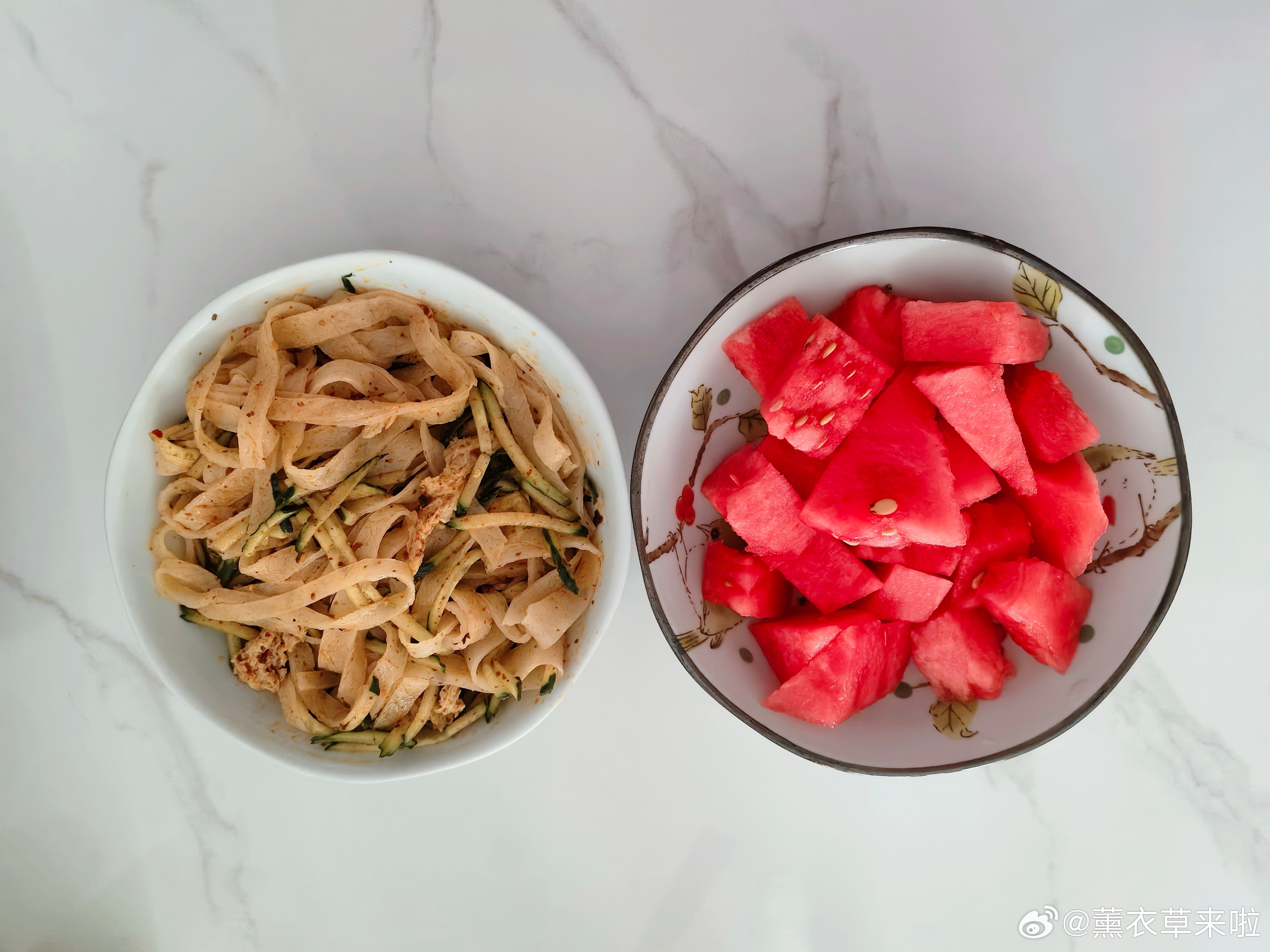 今日午餐 吃啥都没胃口，来个擀面皮吃点西瓜🍉，可还是都剩下了！这样下去这个夏天