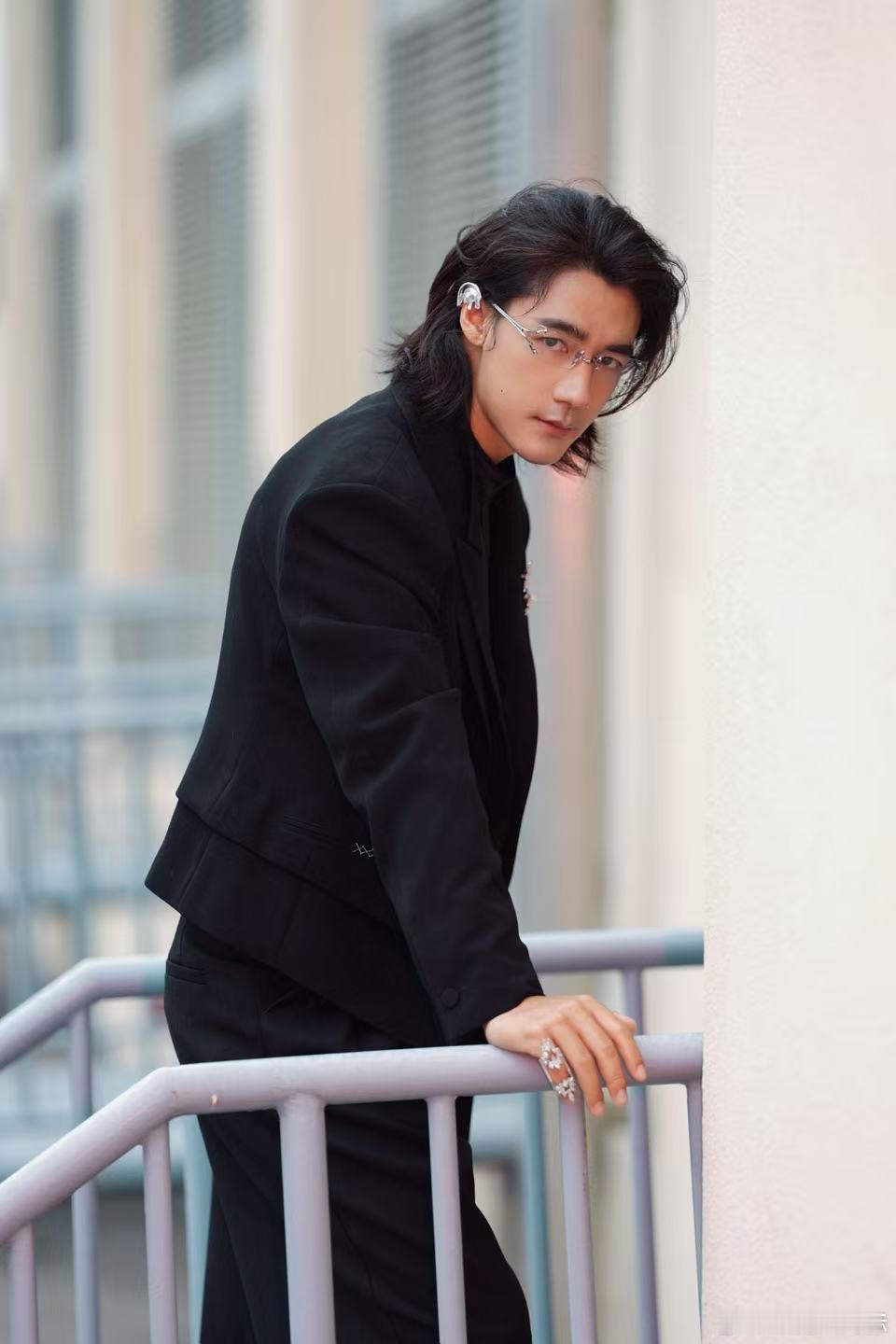 就此沙这个冷脸爽这长发眼镜造型又让人疯狂想靠近，这什么危险又上头的组合啊 