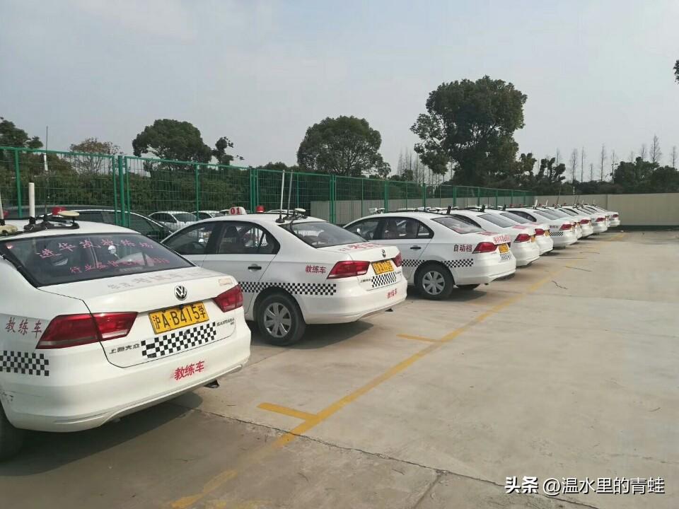 高考结束了，按说驾校暑期招生该热闹起来，可实际却冷冷清清，主动咨询报名的准大学生