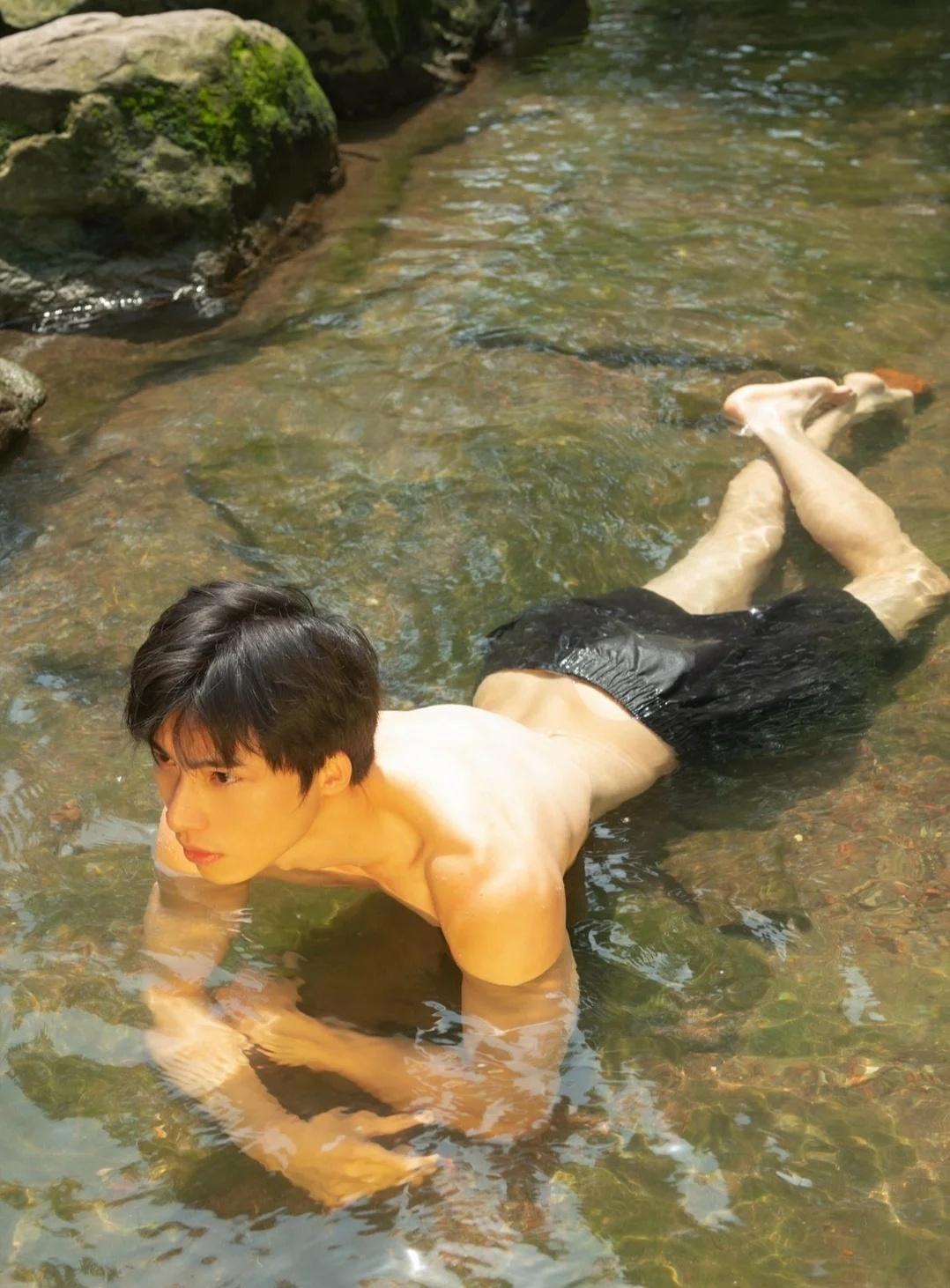 爬山玩水的季节到啦⛰️
虽然水有点凉，但是还可以这个夏天一起去山里玩水呀 一起游