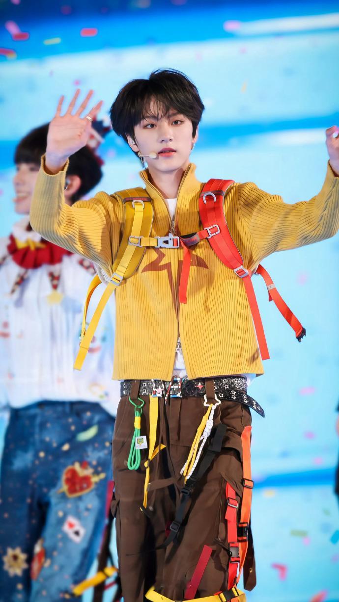 李煜东 小小的老子有了偶像包袱 哈哈哈哈李煜东小小的老子有了偶像包袱，东东马上就