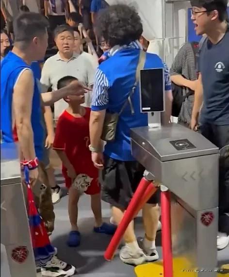 就因为孩子穿着其他球队球衣，就迁怒人家，这样对吗？一名身穿武磊国家队7号球衣的小