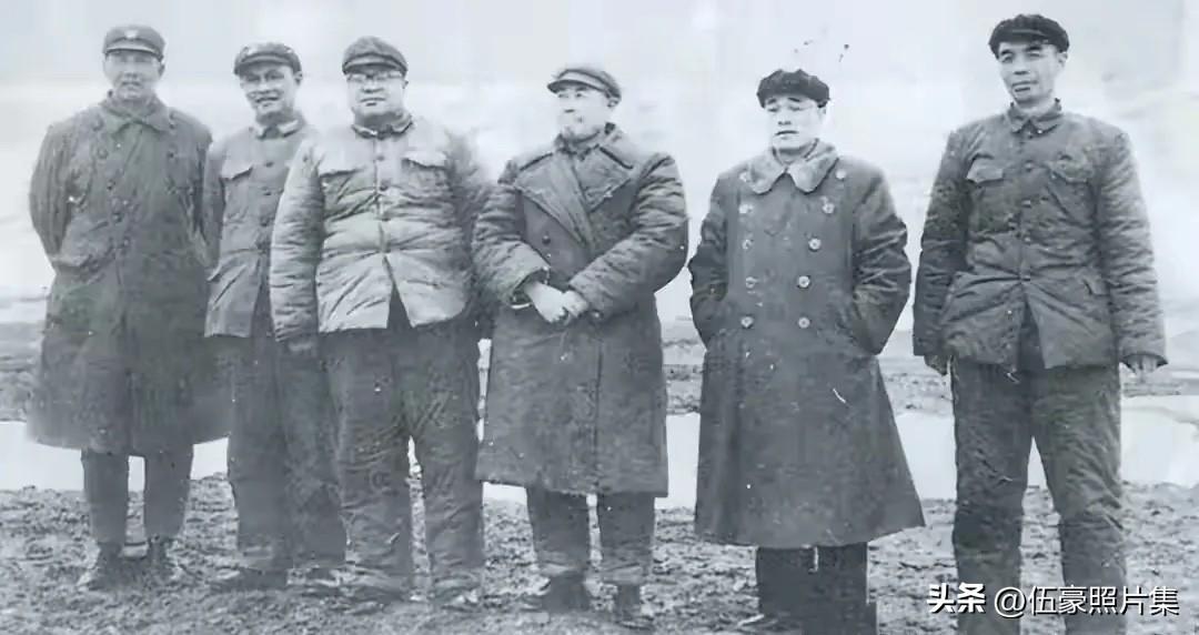 上世纪六十年代初，时任兰州军区司令员张达志将军（右一）与兰州军区第一政委冼恒汉将