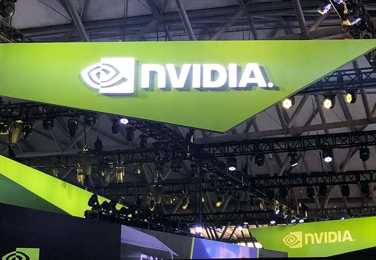 英伟达崩了！一夜蒸发1.01万亿
美东时间11月20日，AI芯片巨头英伟达开盘暴