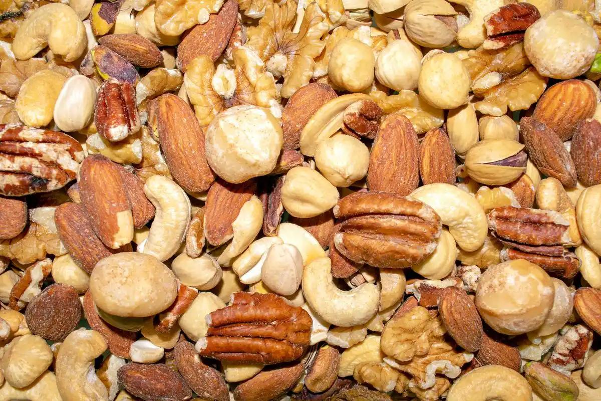 研究表明：常吃坚果的人血脂水平更好，高血脂患者每天吃多少最好？看看医生怎么说
