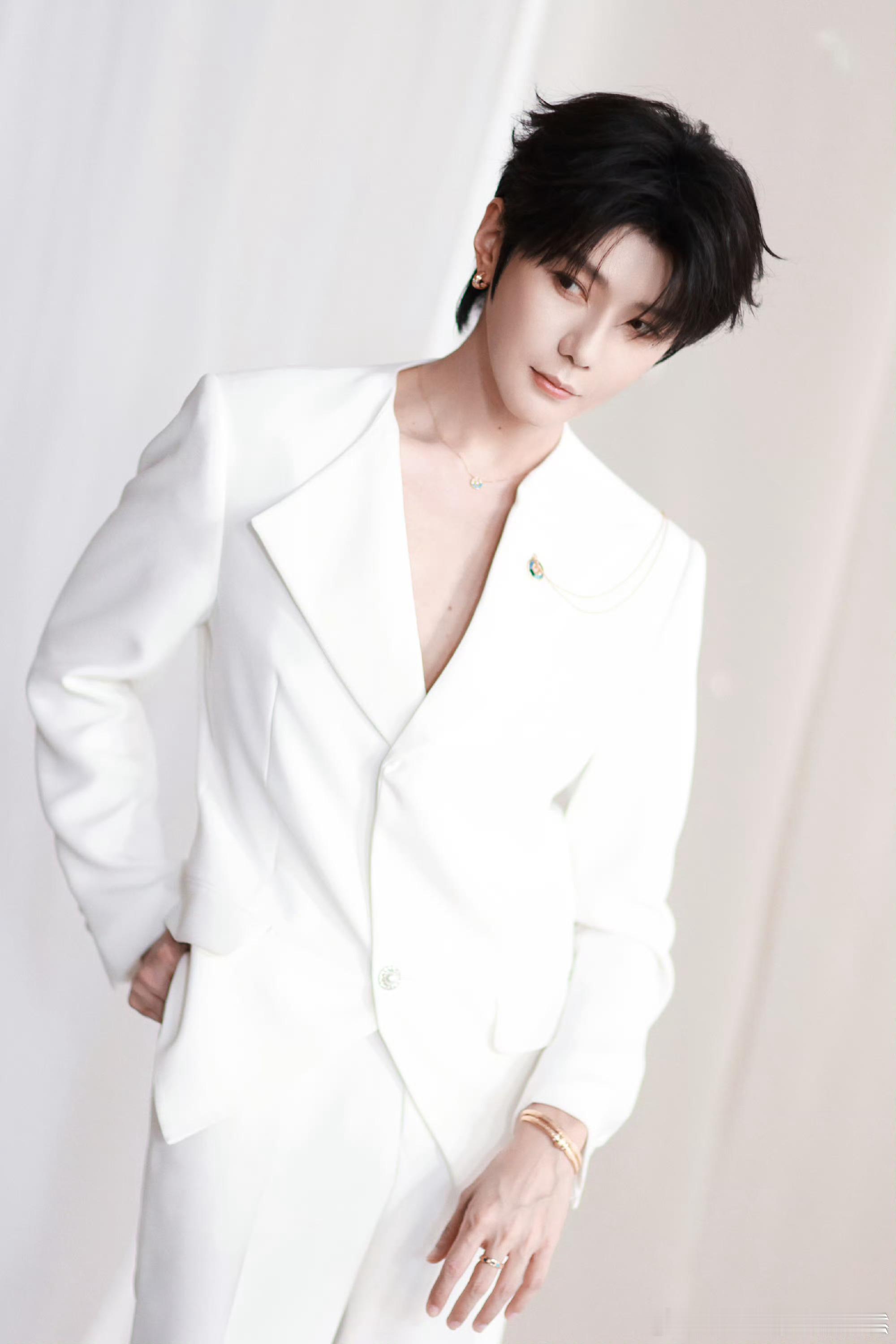 郝熠然0912生日快乐 hyr 郝熠然笑容加大中华区品牌代言人 暮色漫过肩头伯爵