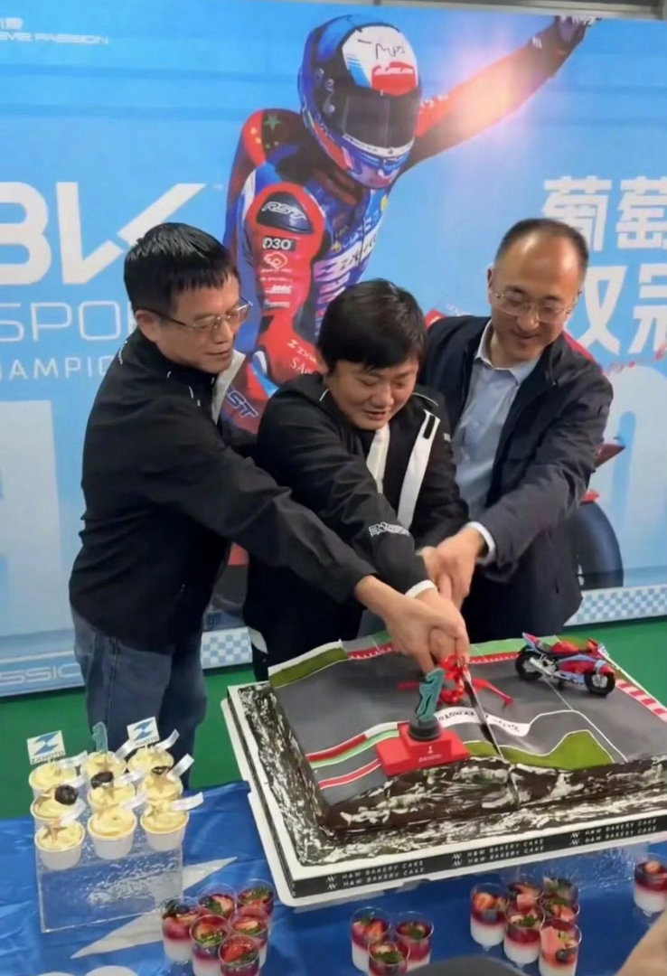 历史性一刻！张雪第一次捧起世界冠军奖杯，中国摩托车品牌圆梦世界之巅张雪第一次捧起