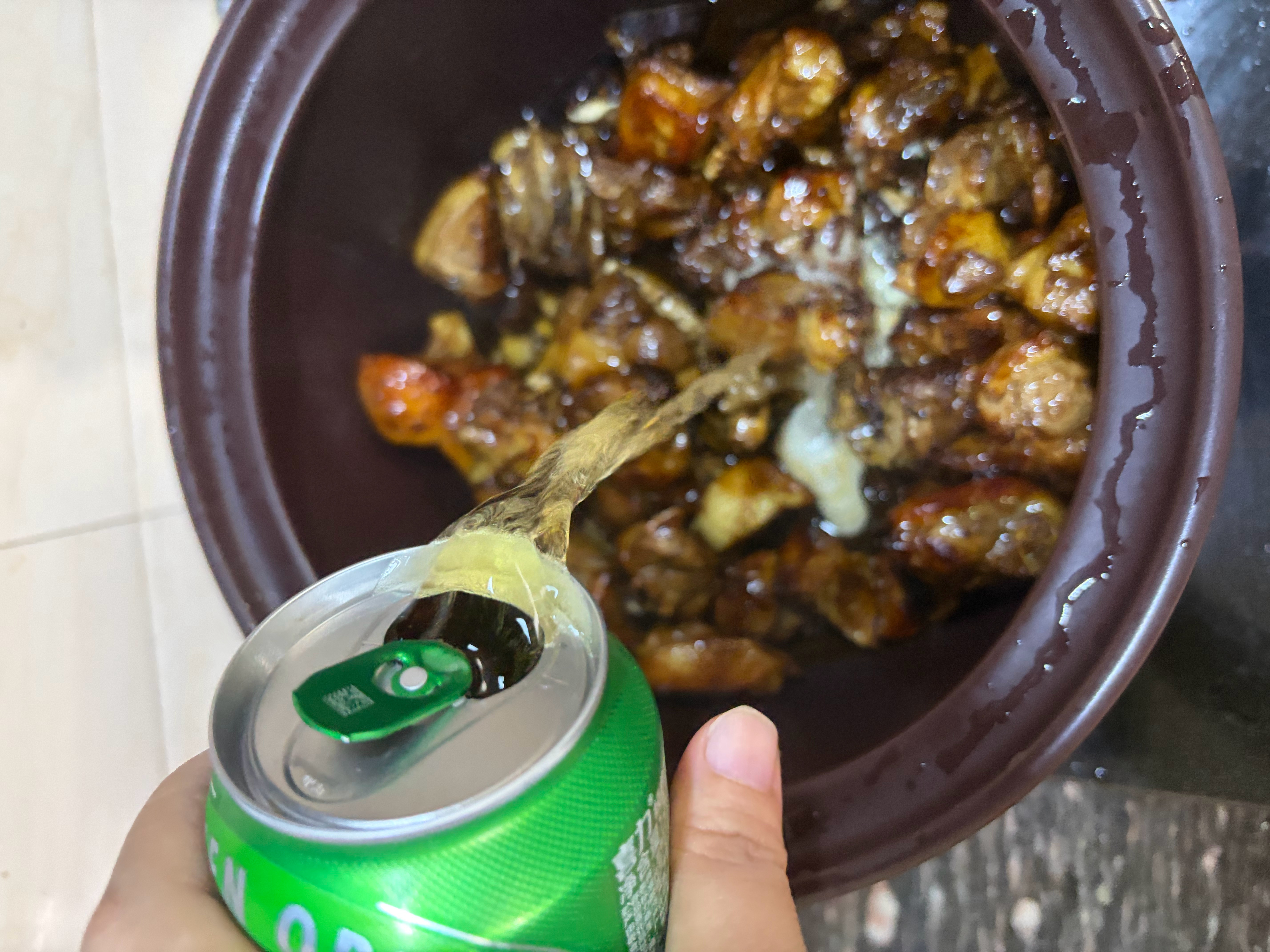 一顿操作猛如虎摩拳擦掌跃跃欲试准备做啤酒鸭最后为了发微博忘了去看火，全糊了这怎么