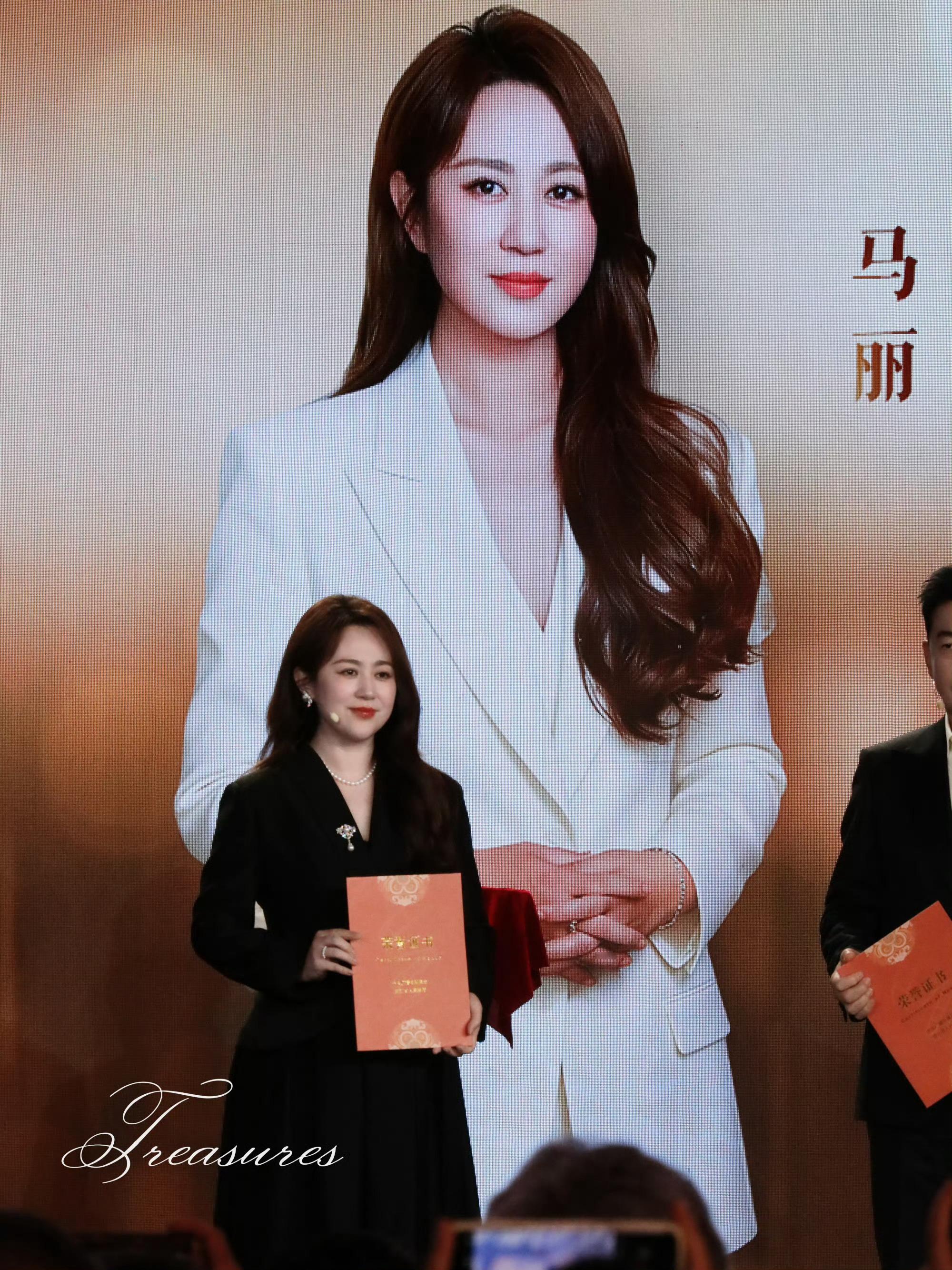 43岁马丽状态 的状态真的狠狠惊艳！从容松弛，不迎合白幼瘦审美，体态舒展又大气喜