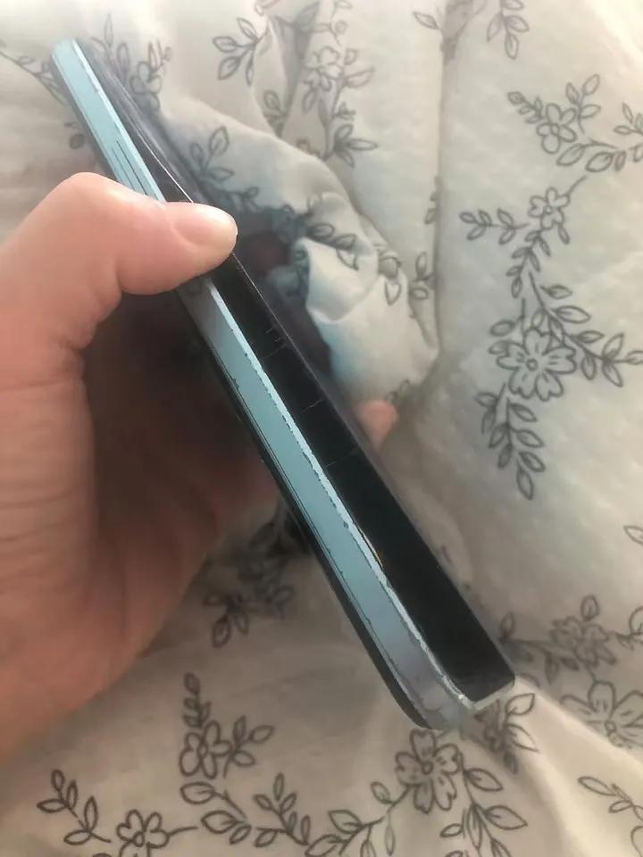 你说我这个手机，还有修的必要吗，也不知道怎么突然之间屏幕和机身分离了，可能是热的