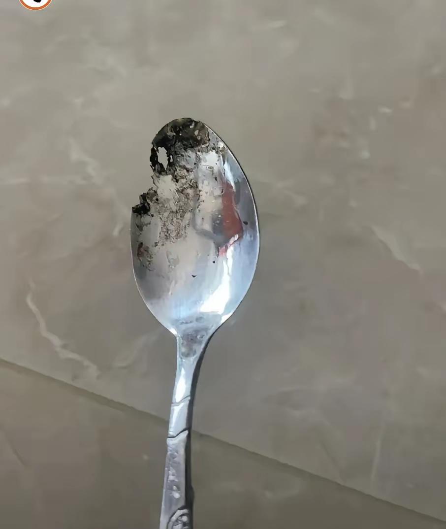 用了多年的豆瓣酱勺子，一擦我头皮发麻！
21年某bao买的豆瓣酱，勺子挖完直接放