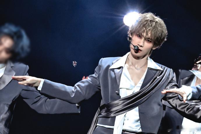 张真源调皮又可爱的“宝贝”一喊，姚译添有点愣住了，现场观众笑成一片，这种互动真是