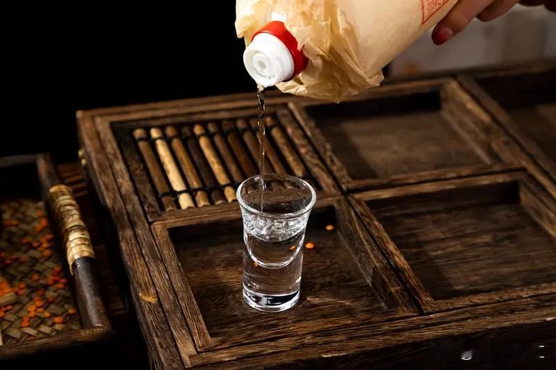 一个人喝酒不一定寂寞。像李白“花间一壶酒，独酌无相亲”，杜甫“重阳独酌杯中酒，抱