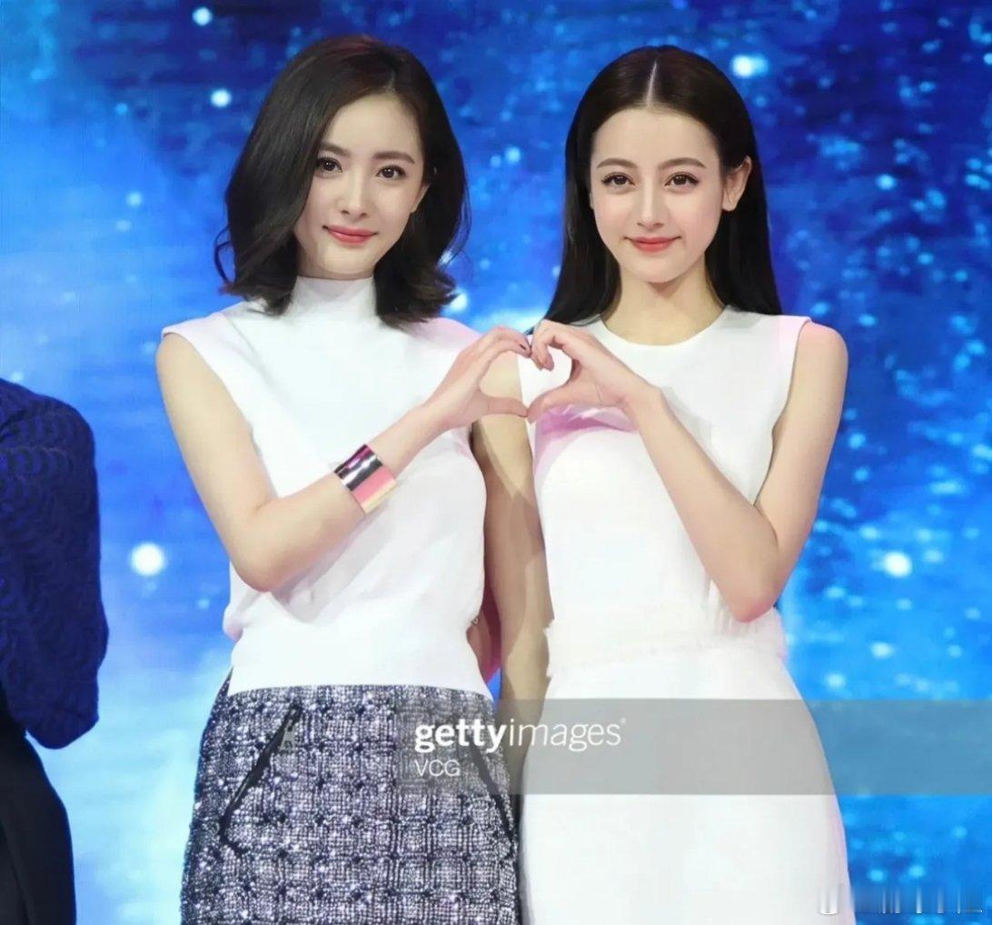 #迪丽热巴连续十一年为杨幂庆生#杨幂作为一姐时对热巴很是照顾，今年热巴又准点送了