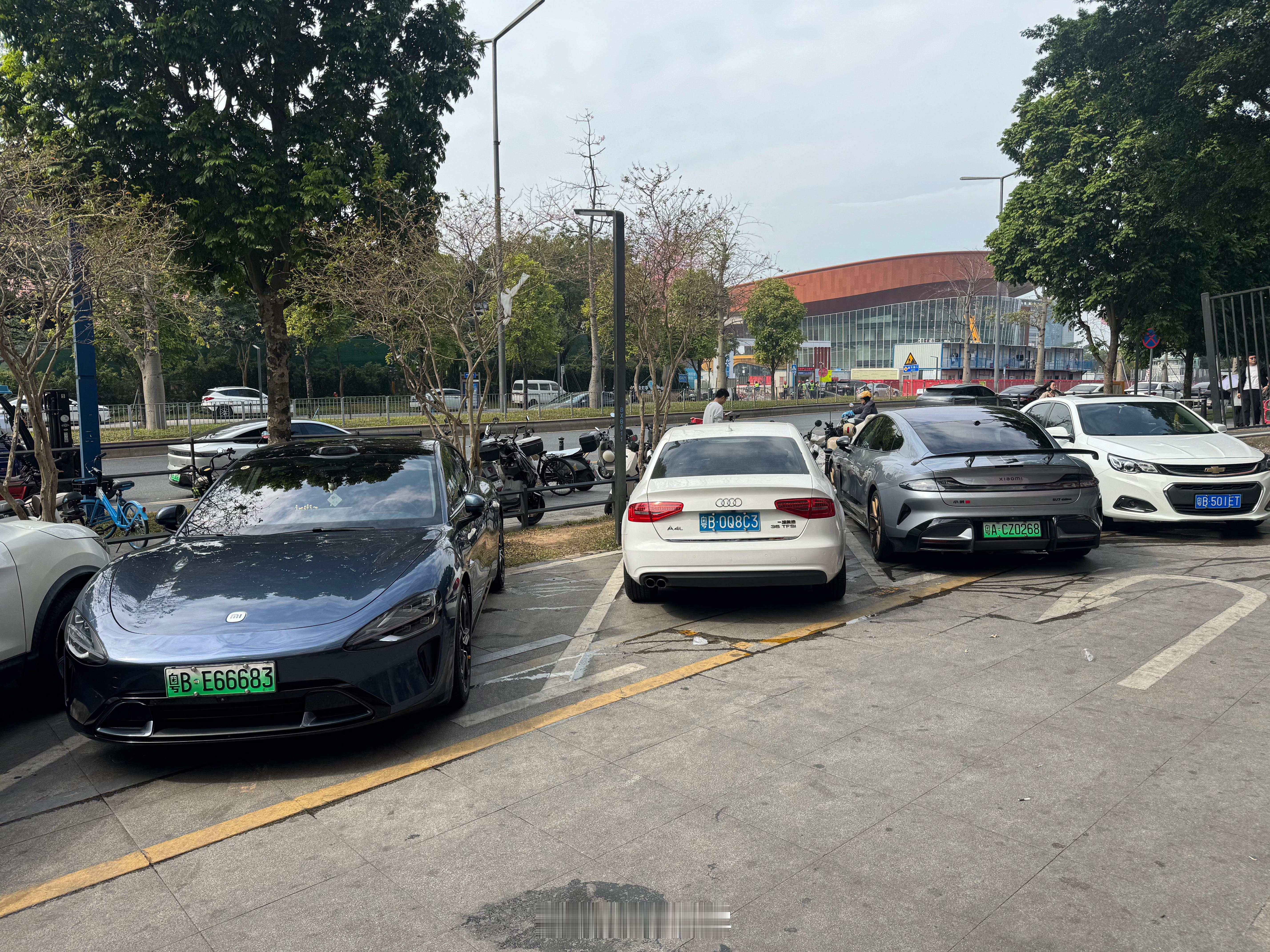小米的车真的越来越常见了，下楼吃个饭的功夫就遇到这么多 深圳