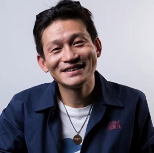 有一次，张艺谋问余皑磊：“有个男三号，演不演？”他接了，结果没火。不久，张艺谋又