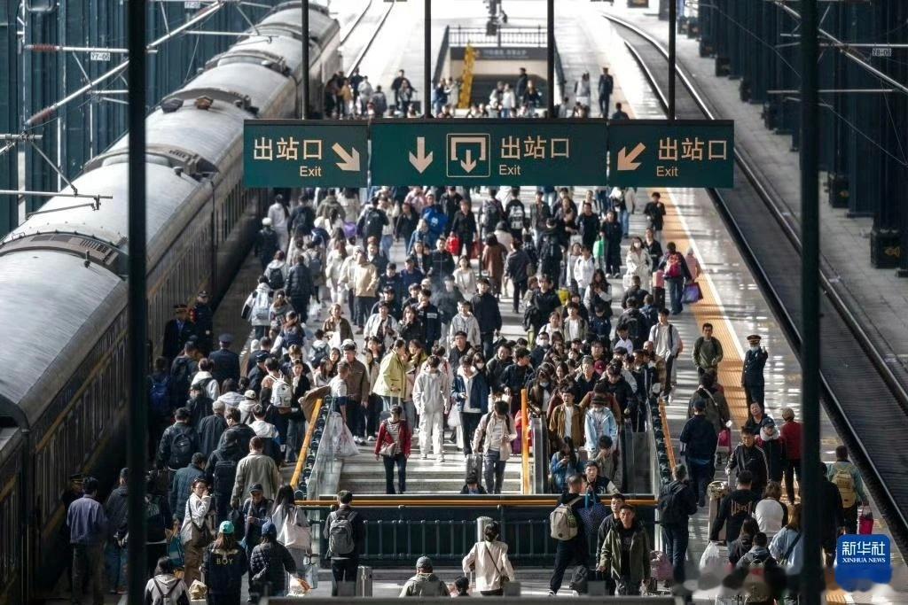 全国铁路迎来返程客流高峰，10月7日预计发送旅客1905万人次。10月6日，全社