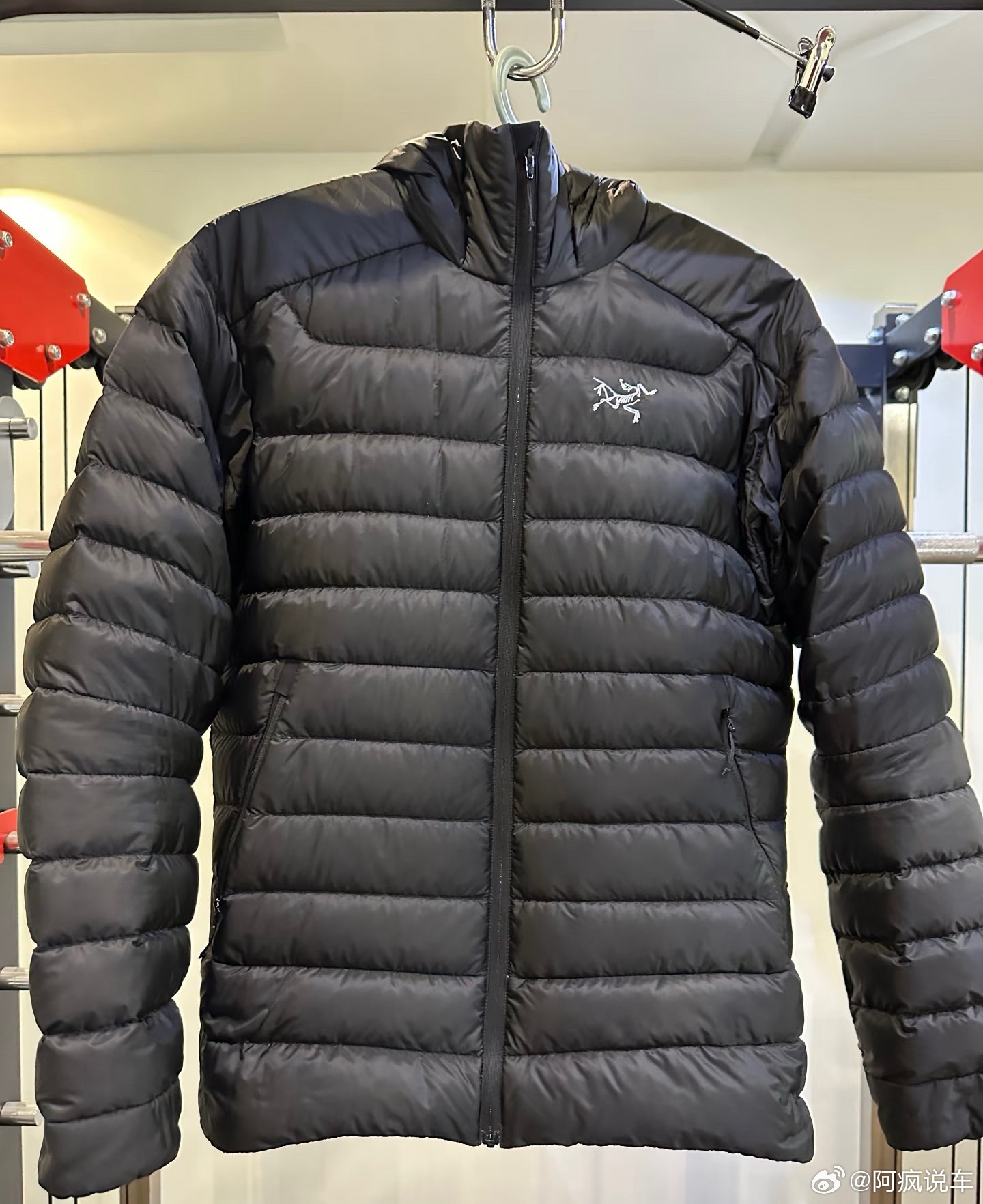 排骨羽绒服最近又开始火了？时尚果然是个轮回，我记得之前这种衣服很多大妈大叔喜欢穿