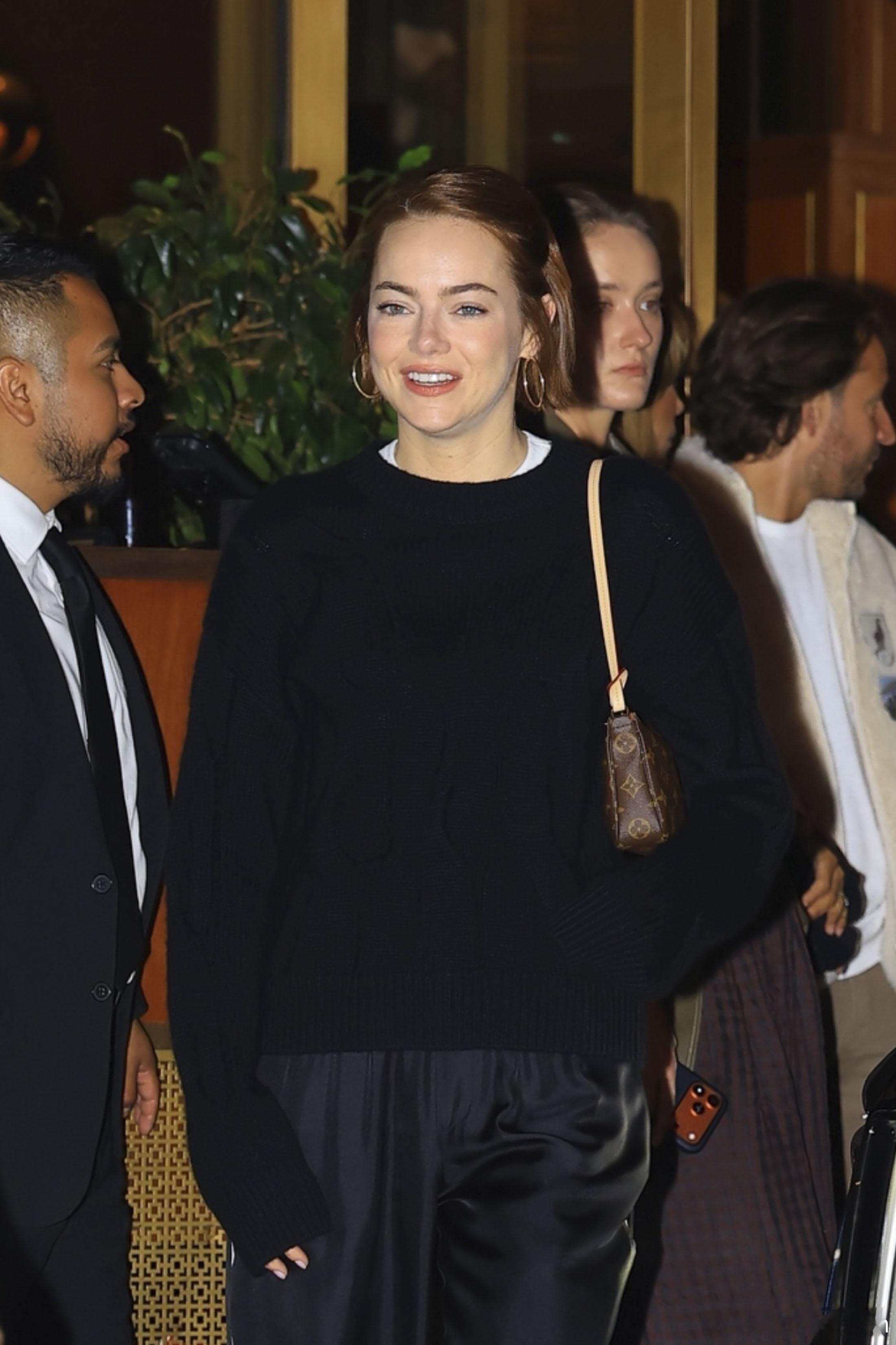 Emma stone艾玛斯通在西好莱坞外出离开Edition酒店，私服好看，爱私