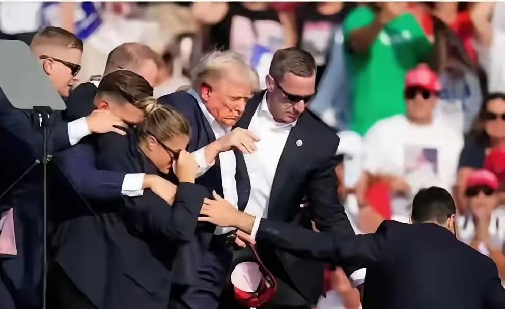 特朗普这是在表演川剧大变脸吗？
前几天还在镜头前信誓旦旦地拍着桌子放狠话，说要对