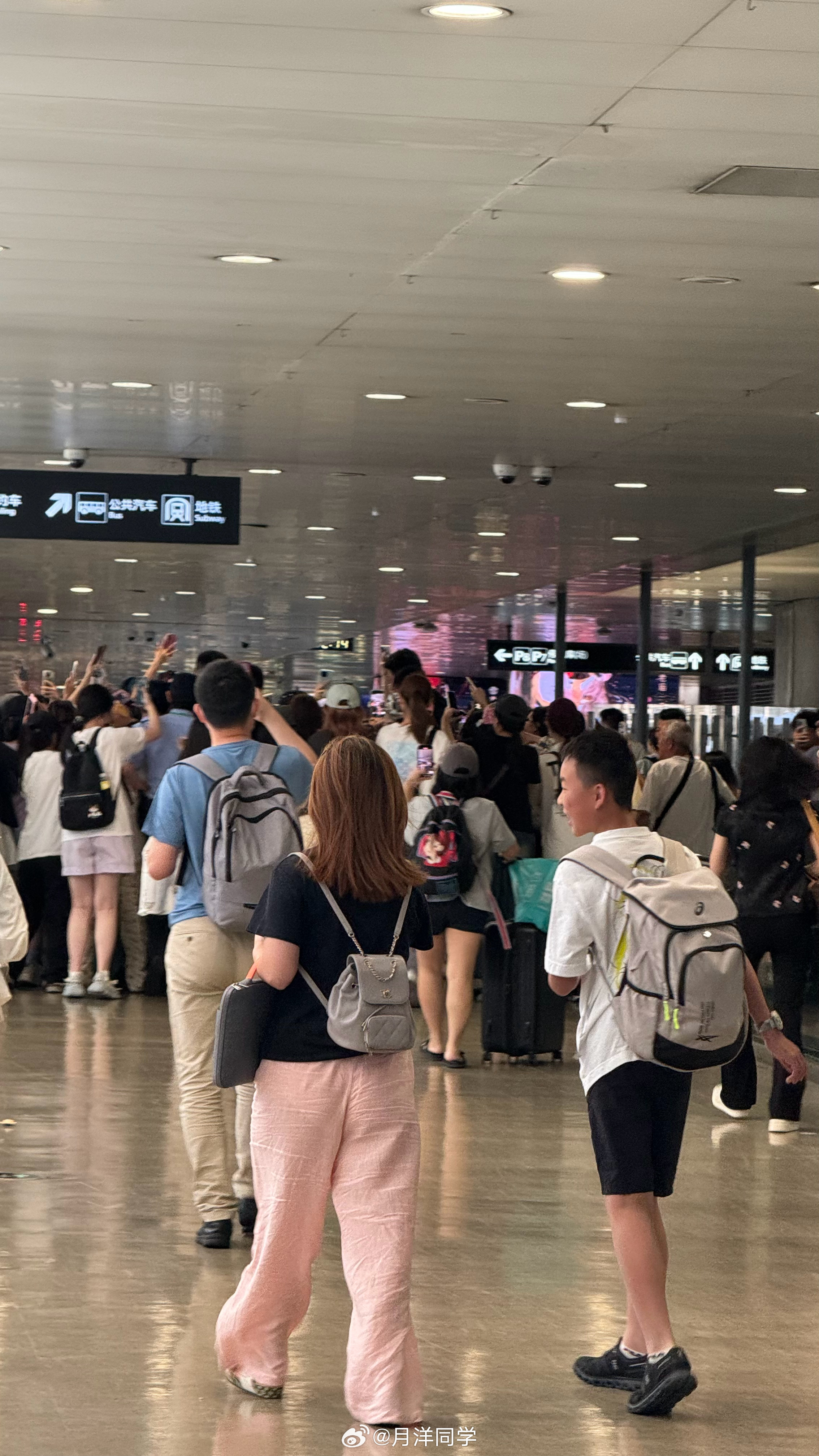 上海虹桥机场二号航站楼，这又是哪一位明星[允悲][允悲]  ​​​