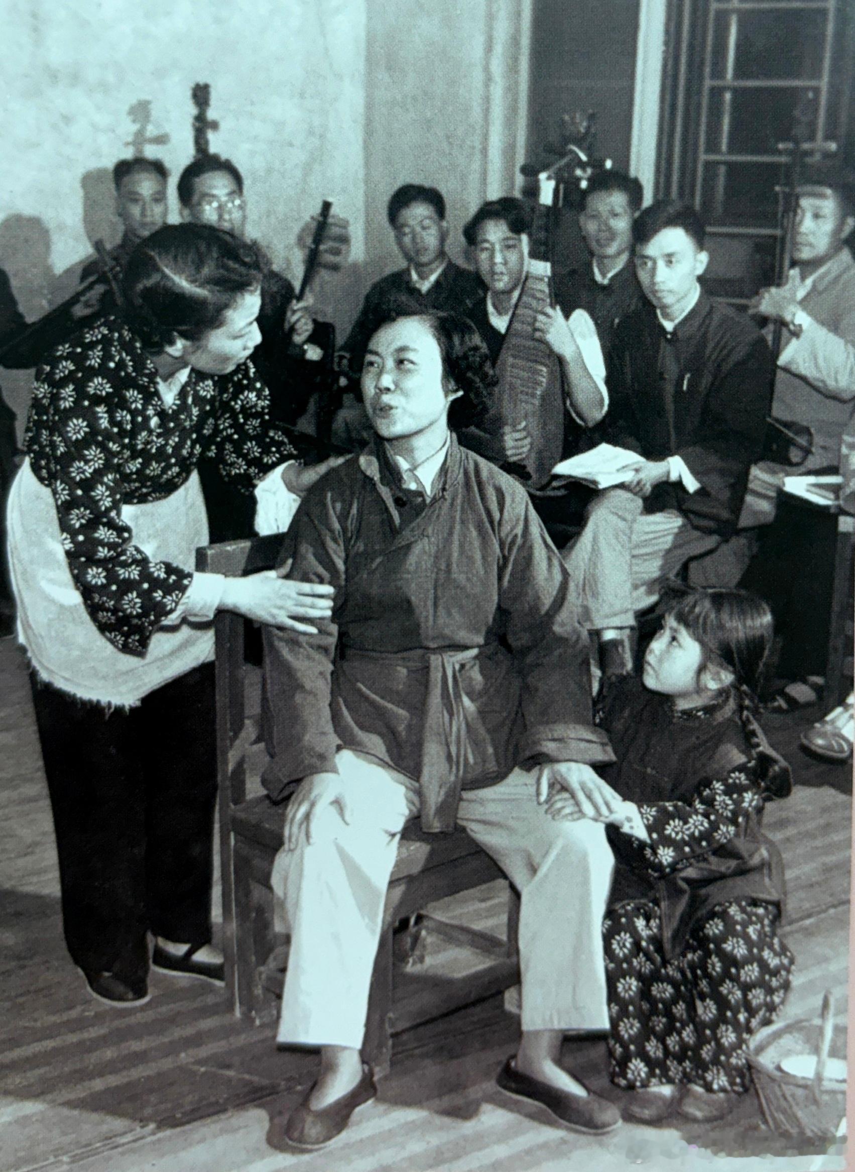 1962年袁雪芬和范瑞娟在排练《祥林嫂》越剧