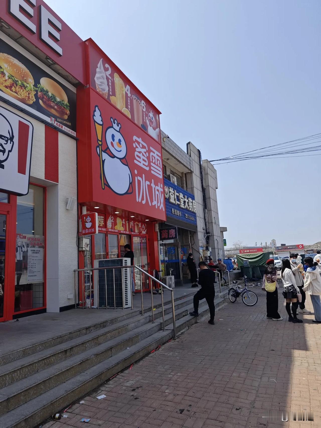 还是蜜雪冰城，延伸的很到位，在大连北乐也能喝上，喝上一杯，非常美味。点了一杯葡萄