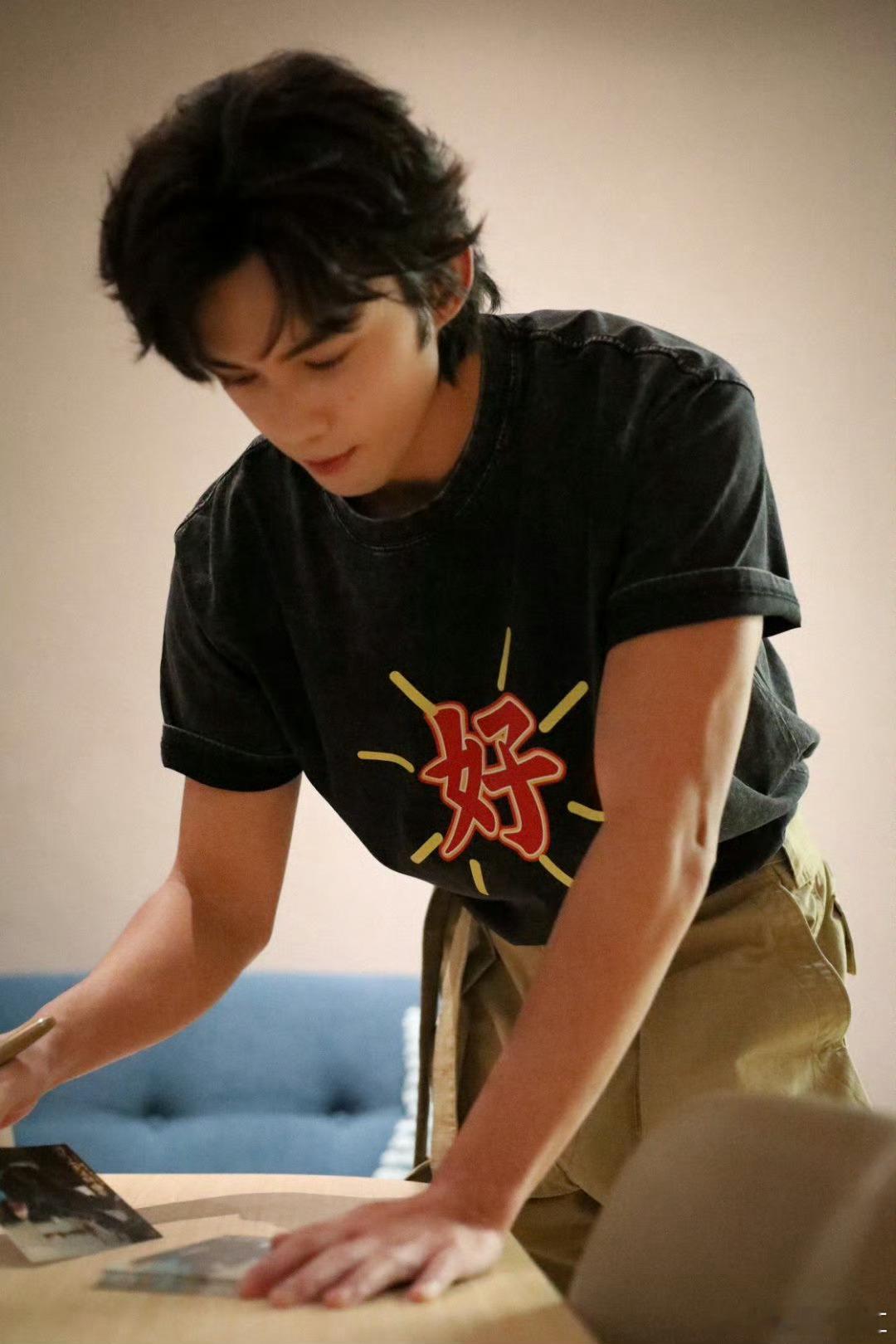 #吴磊一款精壮型男友#干练的身材线条，谁看不迷糊呀[打call]#明星大咖汇# 