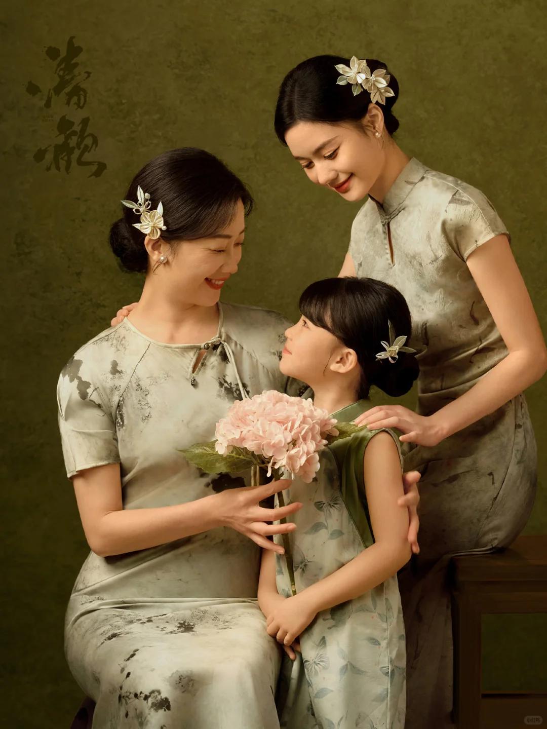 母女照还得新中式呀❤️一种国泰民安的美～
长辈看了直夸的全家福
太爱啦！
好喜欢