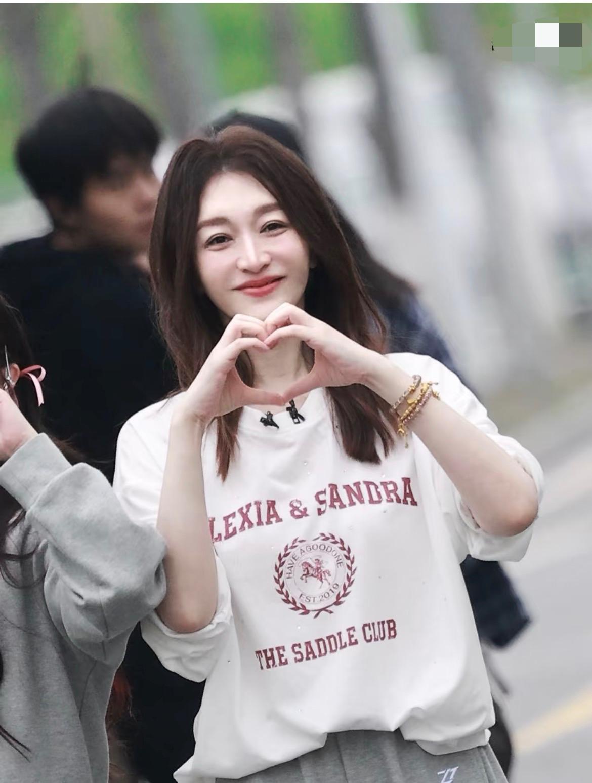 李小冉这个人，
长得漂亮性格又好，
娱乐圈里的人缘也挺好，但唯一的遗憾就是她已经