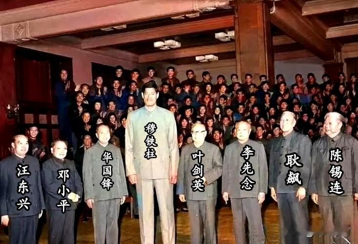 🍁初代男篮传奇穆铁柱合影稳居C位。
1978年曼谷亚运会上，中国男篮首次夺得亚