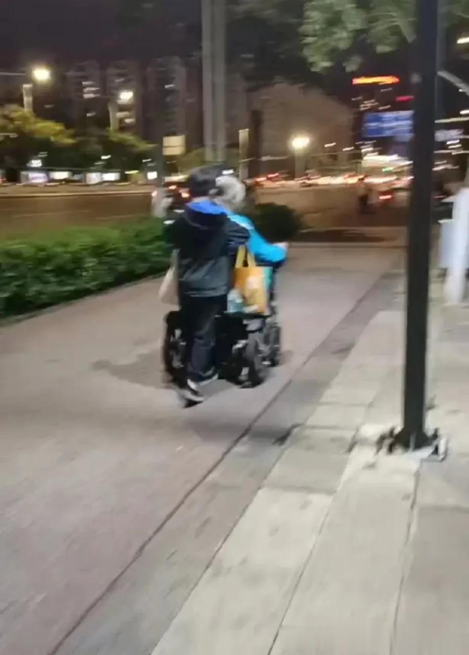 好有担当的少年，推着残疾的家人穿梭在人行道上，想帮他没勇气，经常在回家的路上看到