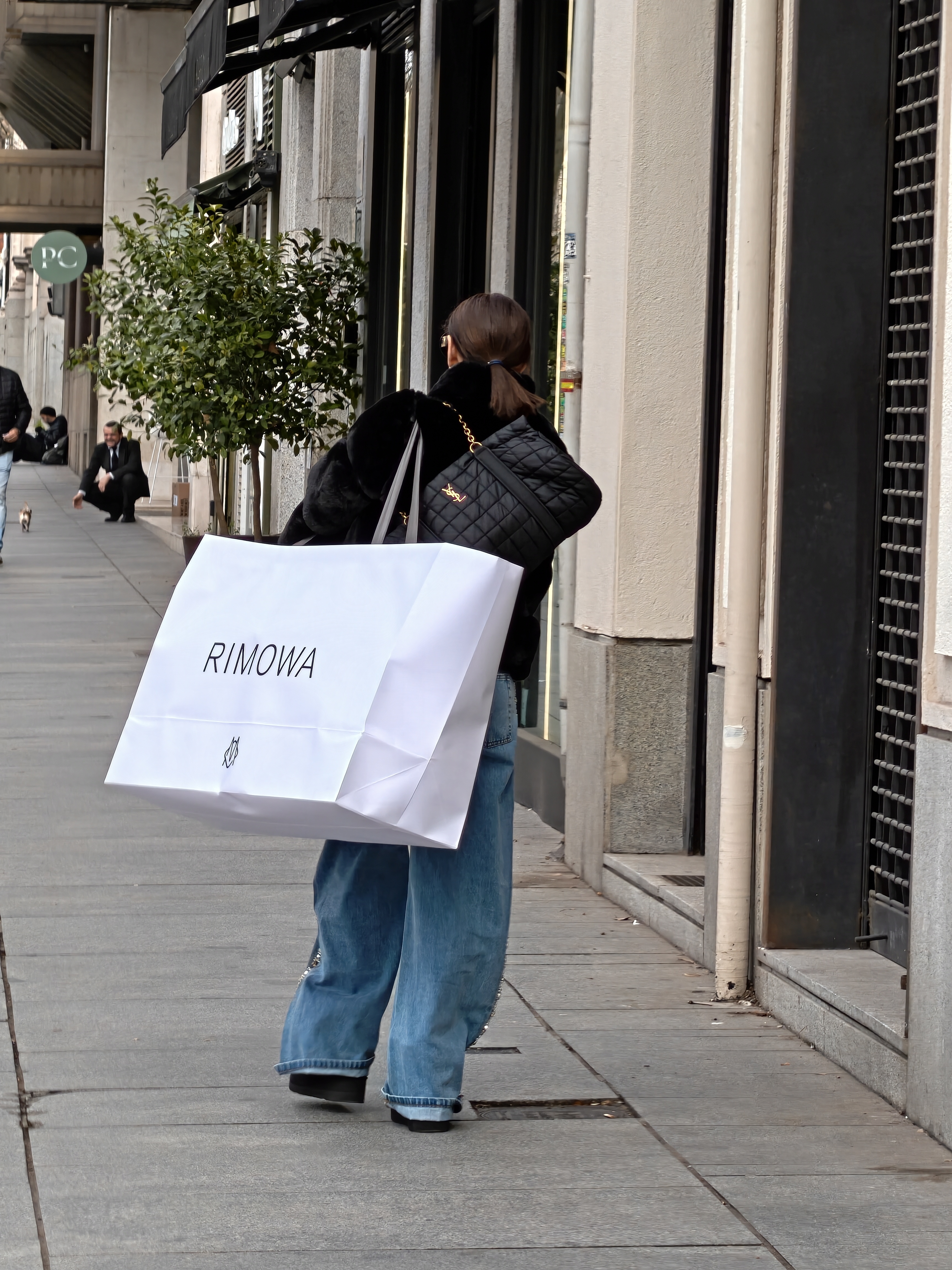 在西班牙街头，看到一个小姐姐背着一个超大购物袋，我感觉这袋子都能把她自己装进去街