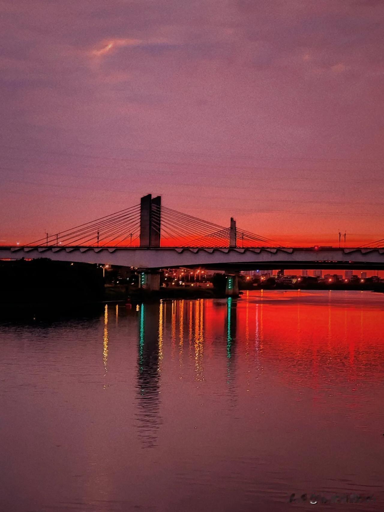 夕阳映照下的静谧江景，美不胜收。落日余辉美景 余辉景色 湖畔日落随拍 晚霞与水边