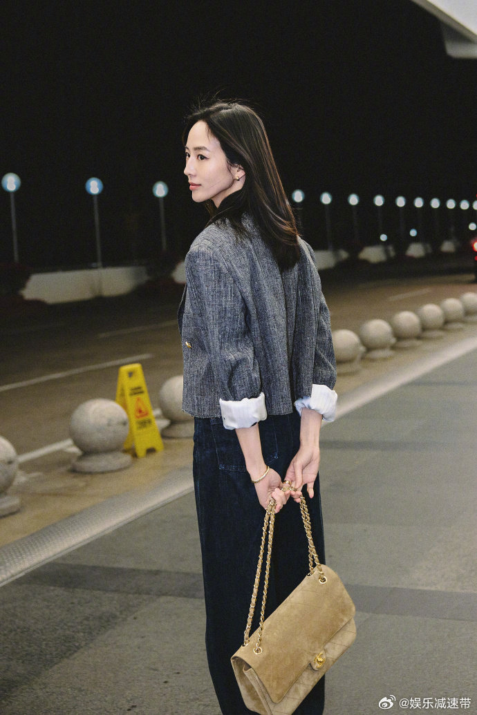 张钧甯别试探了有市场 张钧甯别试探咯！她随性热烈的美，短西装配牛仔裤，时尚又元气