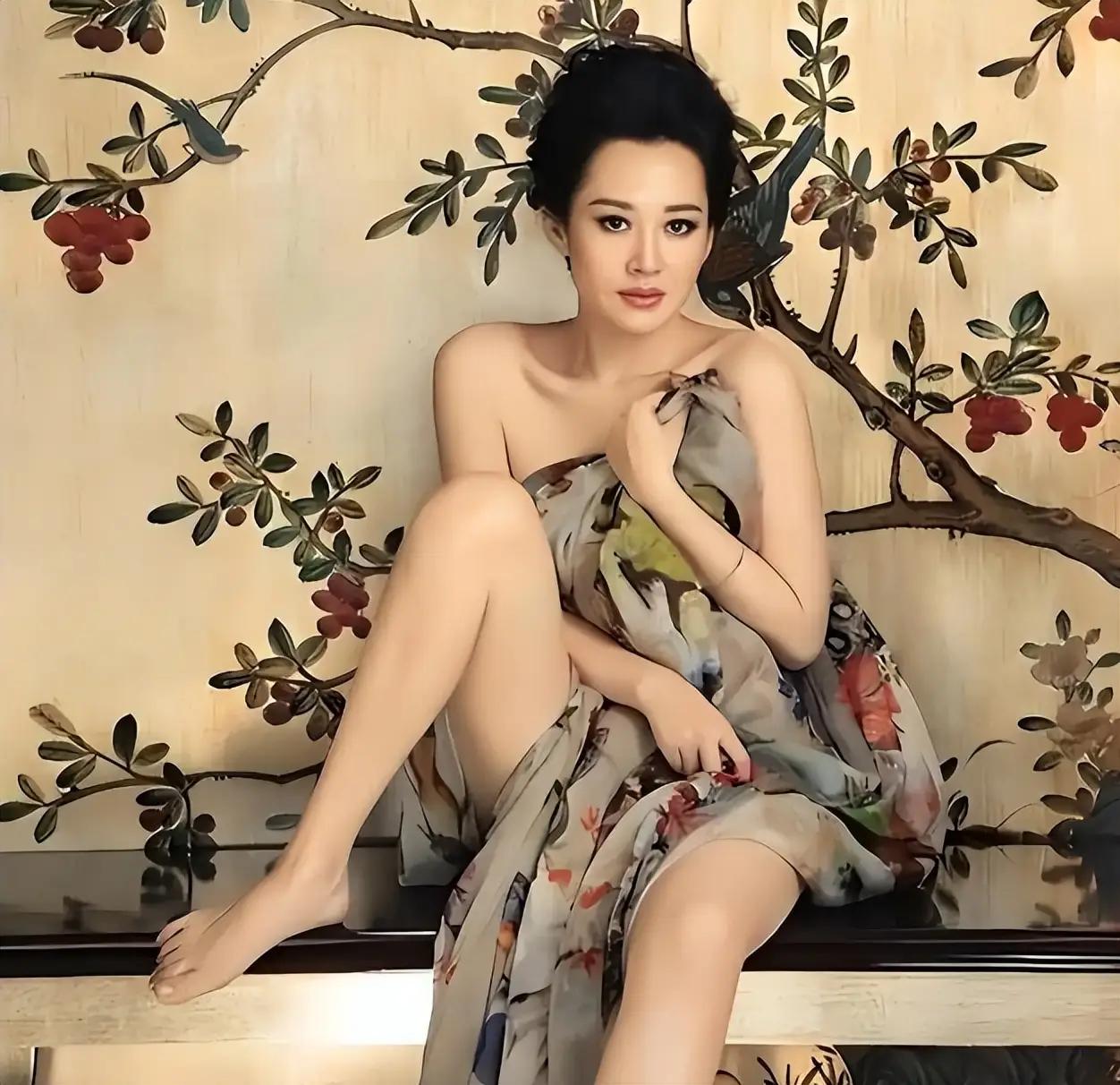 许晴 50 岁那年，“脱得精光”。姜文在发布会上夸她屁股是 “美啊”！

201