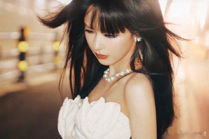 王格格余茵一个敢读一个敢演 必须为短国女演员王格格余茵点赞，面对不同表演内容全程