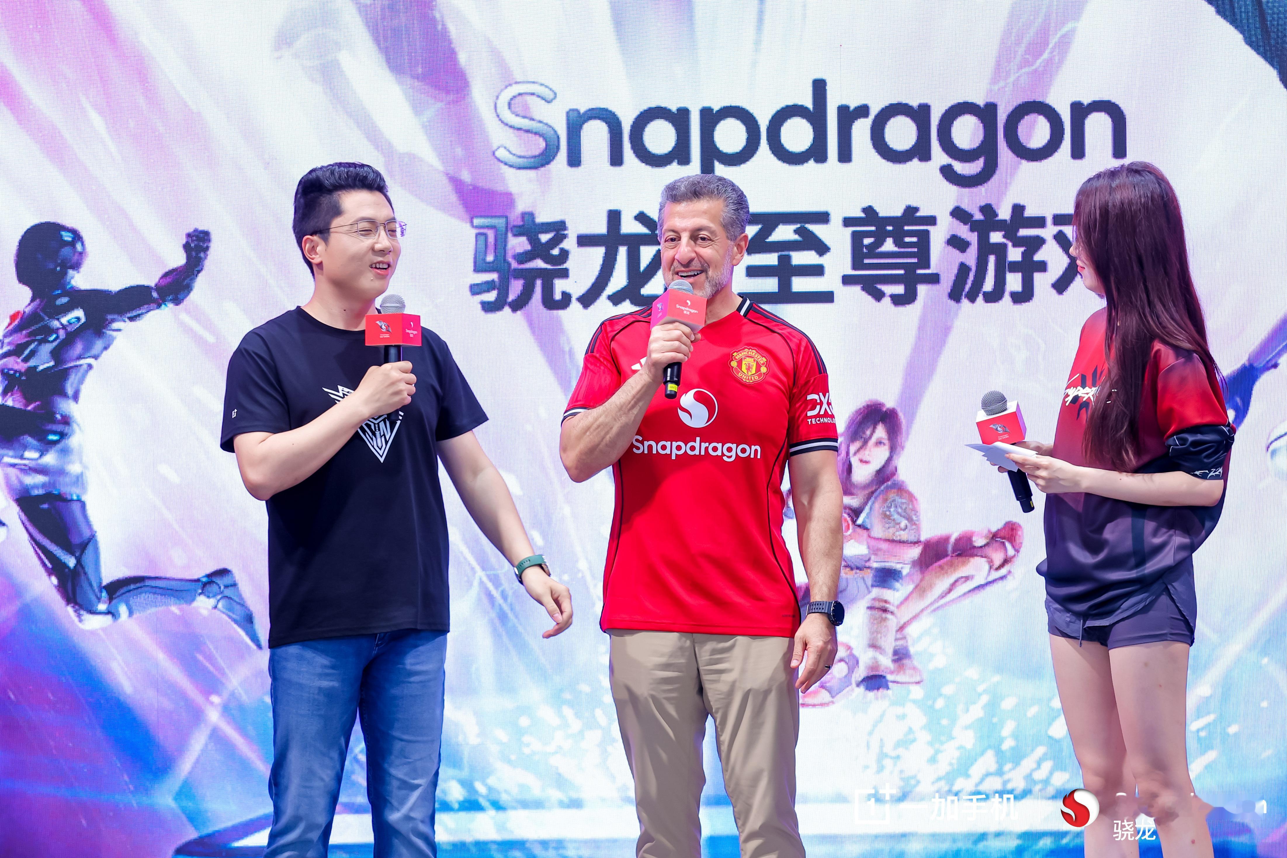 2025ChinaJoy 一加展台首日直接封神！骁龙主题馆里三大性能旗舰一加13