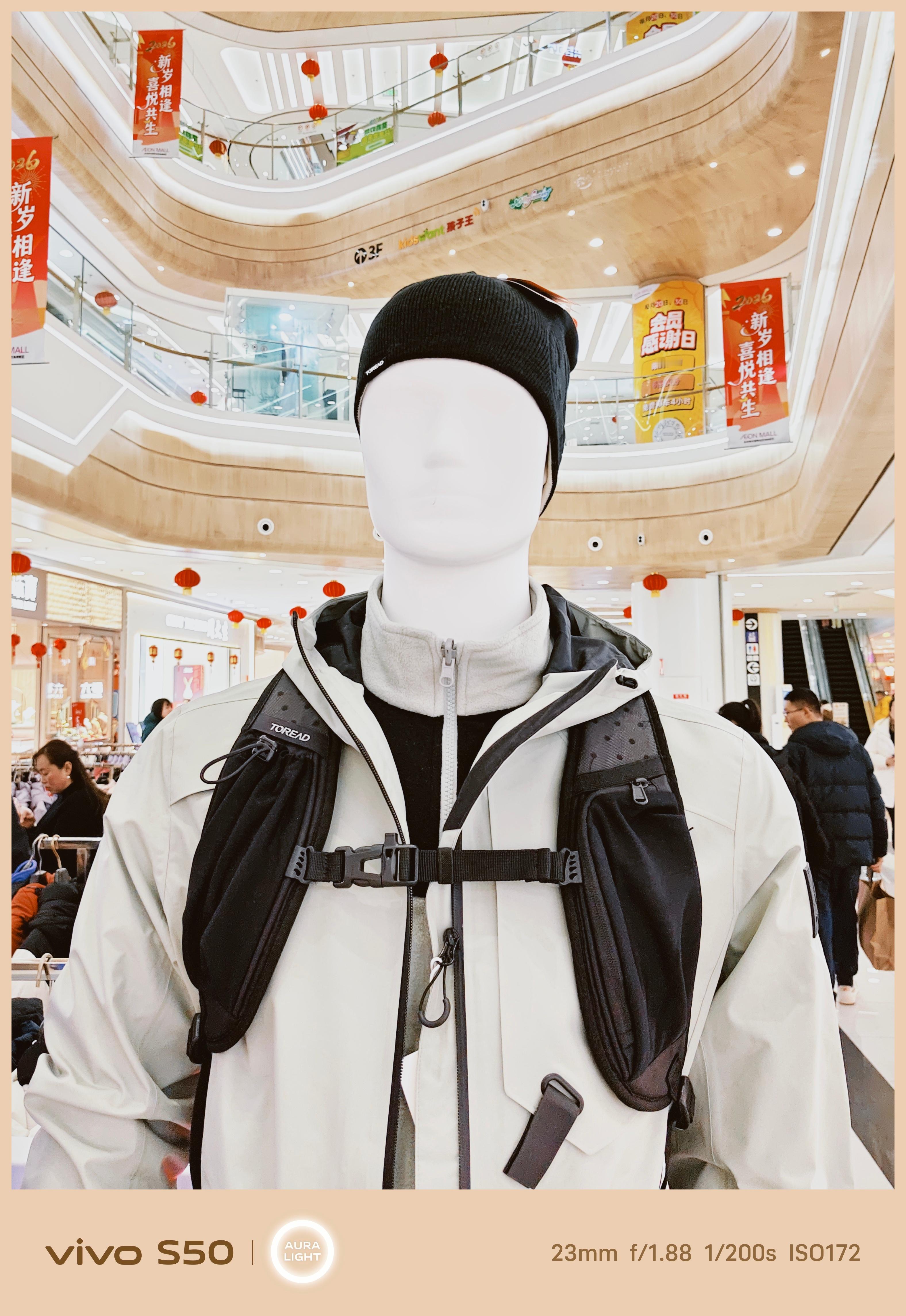 vivo S50的希区柯克、自动变焦等live图玩法很有意思，一键出片，长焦也很