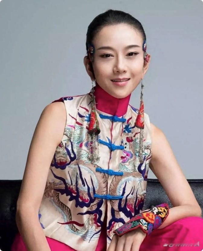 杨丽萍舞蹈确实很神奇！

更神奇的是她的身材保持，也许有些人为了保持身材节食，就